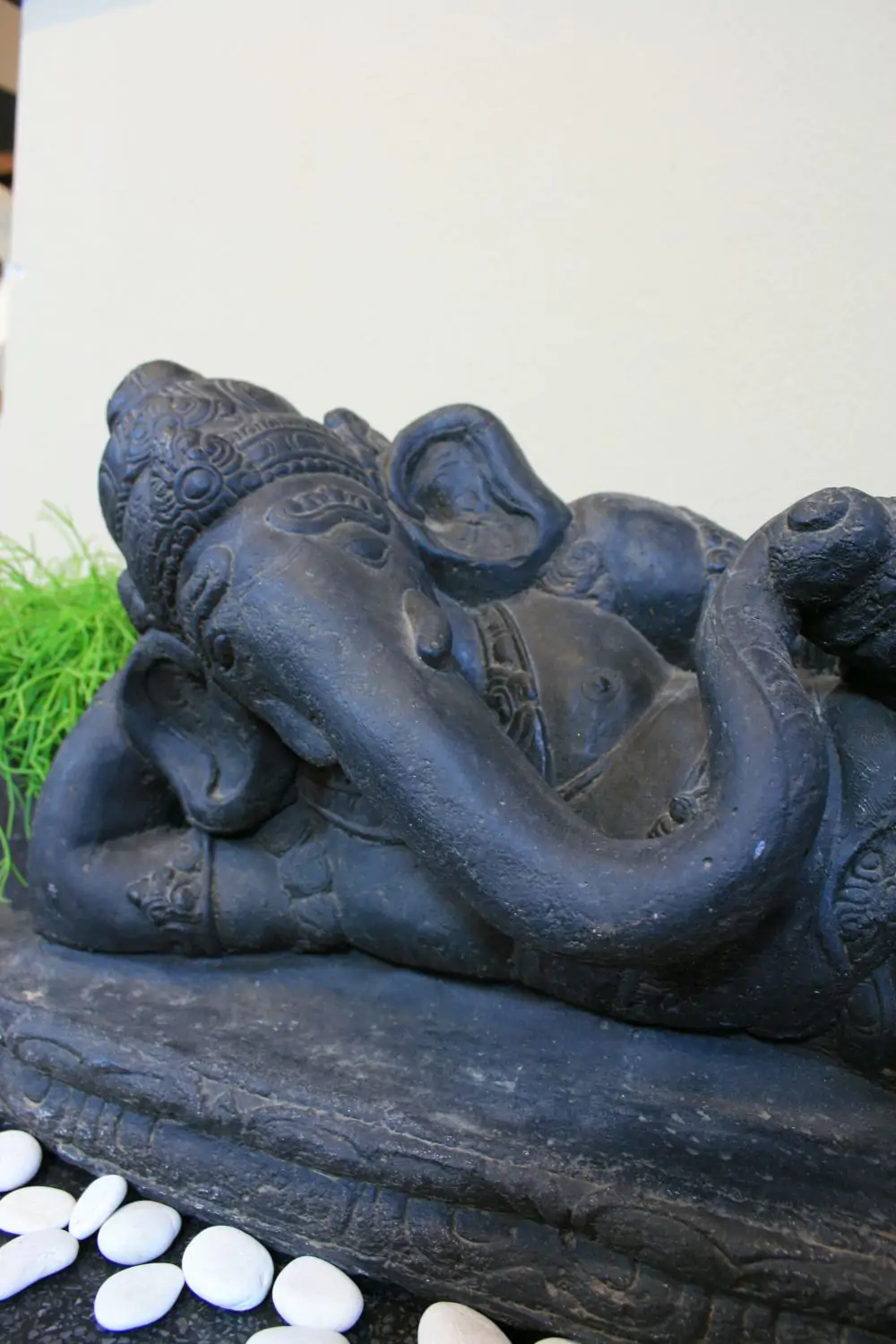  Product image 2 of the product “Ganesh, reclining, cast stone, 58cm L ”
